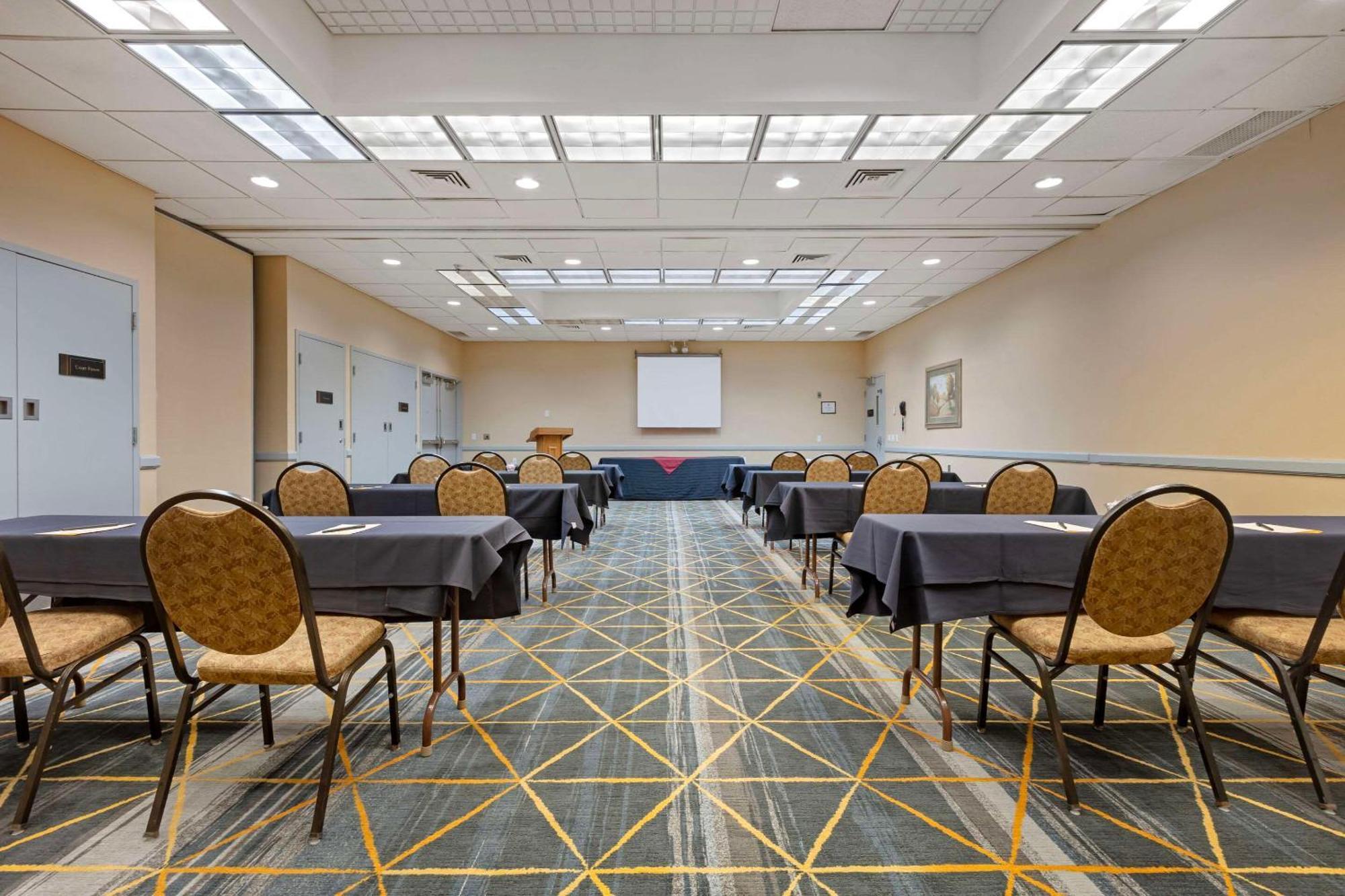 The Lux Hotel & Conference Center, Ascend Hotel Collection Waterloo Dış mekan fotoğraf